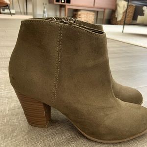 Zip up, heeled Old Navy bootie